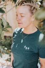 Load image into Gallery viewer, Pocket Trees Tee - Women - Heather Green